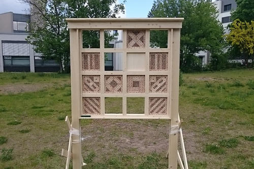 Zwischenstand: Nach der Arbeit vieler fleißiger Helfer ist das Wildbienen-Hotel fast fertig - und schon jetzt bereit für seine zukünftigen Mieter.
