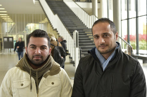 Auch Ibrahim (li.) und Amin besuchten die Informationsveranstaltung im Oktober. Der 30-jährige Amin möchte sein Studium, das er in seiner Heimat Syrien begonnen hat, fortsetzen.