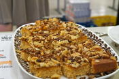 Sieht aus wie ein normaler Kuchen - ist in diesem Fall allerdings ein Bienenstich garniert mit Drohnen (männliche Honigbienen).