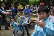 Qigong zum Mitmachen: Besucher versuchen sich in der chinesischen Meditations- und Bewegungsform