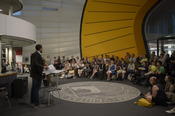 Wie argumentiert man richtig? Und was macht man bei Lampenfieber im Gerichtssaal? Studierende der Rechtswissenschaft zeigen dem Publikum in der Philologischen Bibliothek ihre Rethorik-Skills in Form einer Theaterinszenierung.