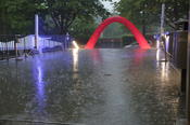 Kurzzeitig flüchteten alle Besucherinnen und Besucher in die Innenräume der Freien Universität, als ein plötzlicher Regenguss über Dahlem hereinbrach.