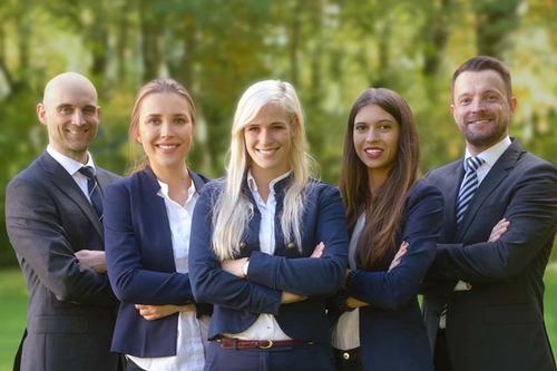Das Team der Dahlem Leadership Academy (v. l. n. r.): Prof. Dr. Rudolf Kerschreiter (Leiter des Arbeitsbereichs Sozial-, Organisations- u. Wirtschaftspsychologie), Veronika Schindler, Helén Liebermann, Laura Schütze und Projektleiter Dr. Daniel May.