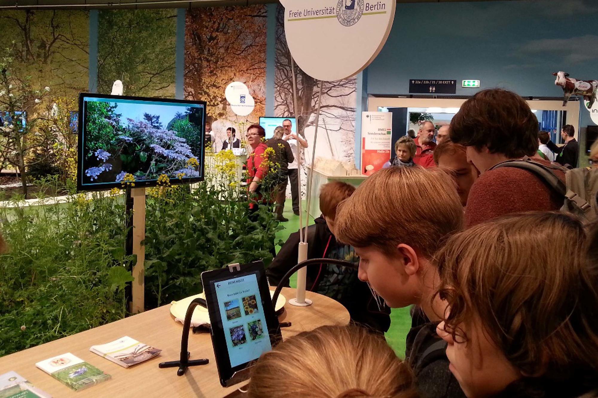 Die Bienen-Quiz-App des Bundesministeriums für Ernährung und Landwirtschaft am Stand macht den Schülern besonders viel Spaß.