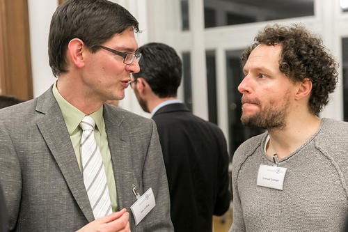 Felix Höfling und Emanuel Gasteiger: Der Mathematiker, der vom Max-Planck-Institut für Intelligente Systeme in Stuttgart nach Berlin gekommen ist, im Gespräch mit dem Makroökonomen von der portugiesischen Universidade de Lisboa.