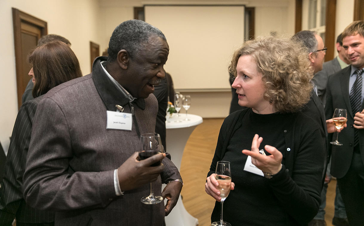 Der Religionswissenschaftler Jacob Olupona (Harvard University) ist Alexander-von-Humboldt-Forschungspreisträger an der Freien Universität, Anna Holzscheiter forscht zu globaler Gesundheitspolitik, zu Kinderrechten, Kinderschutz und Kinderarbeit.