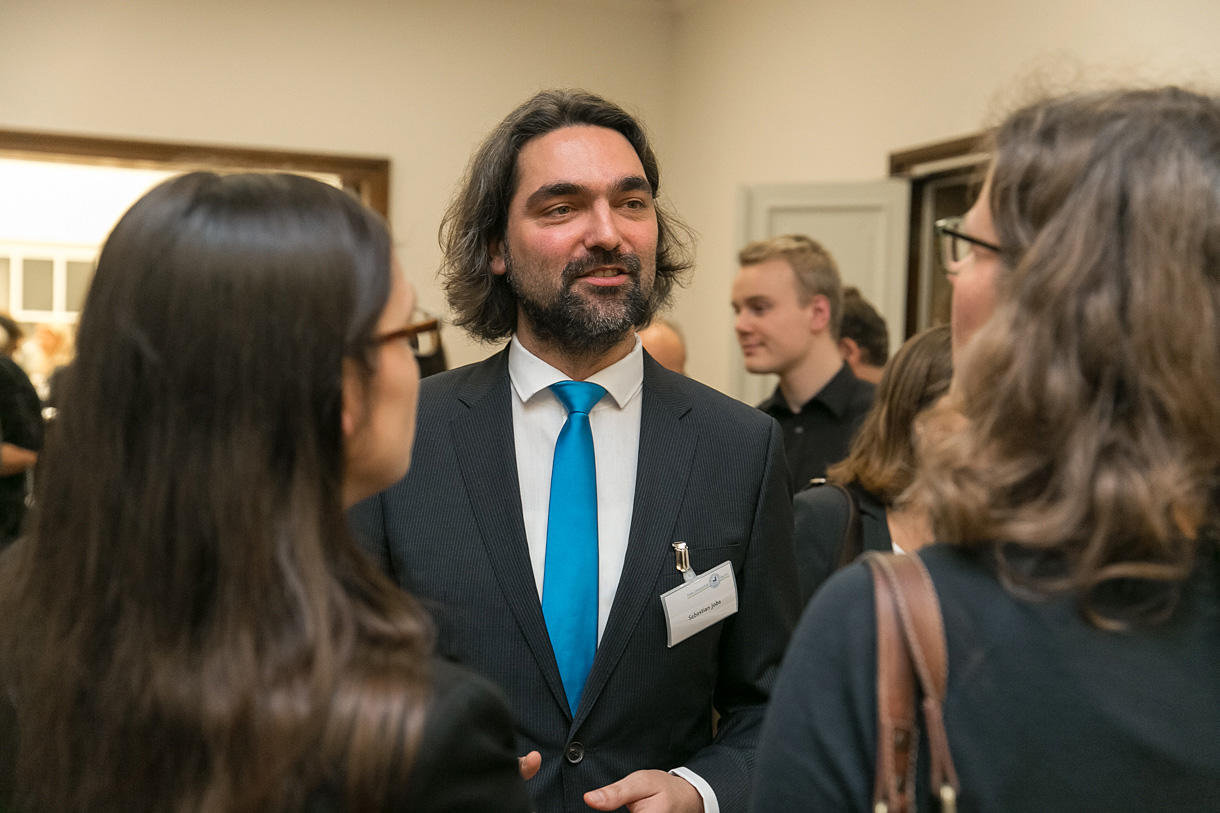 Sebastian Jobs ist Historiker am John-F.-Kennedy-Institut der Freien Universität. Er beschäftigt sich mit Alltagsgeschichte und untersucht die Sklavenaufstände und Bürgerrechtsbewegungen in den USA.