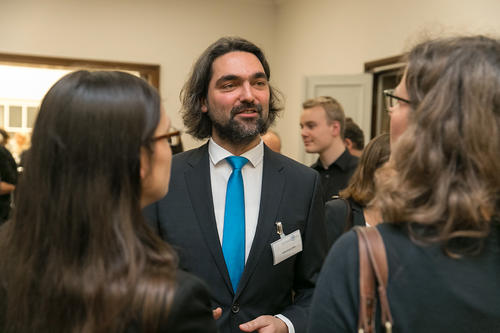 Sebastian Jobs ist Historiker am John-F.-Kennedy-Institut der Freien Universität. Er beschäftigt sich mit Alltagsgeschichte und untersucht die Sklavenaufstände und Bürgerrechtsbewegungen in den USA.