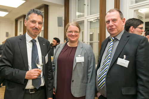 Professor Jürgen Zentek vom Institut für Tierernährung der Freien Universität im Gespräch mit Dr. Anna Kosmol, Verwaltungsleiterin am Fachbereich Veterinärmedizin, und Uwe Meising, Leiter der Technischen Abteilung der Universität.