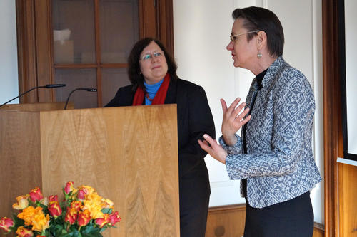 Beate Rudolf (l.), Direktorin des Deutschen Instituts für Menschenrechte, folgte gern der Einladung Mechthild Koreubers (r.), zentrale Frauenbeauftragte der Freien Universität, die Festrede zu halten.
