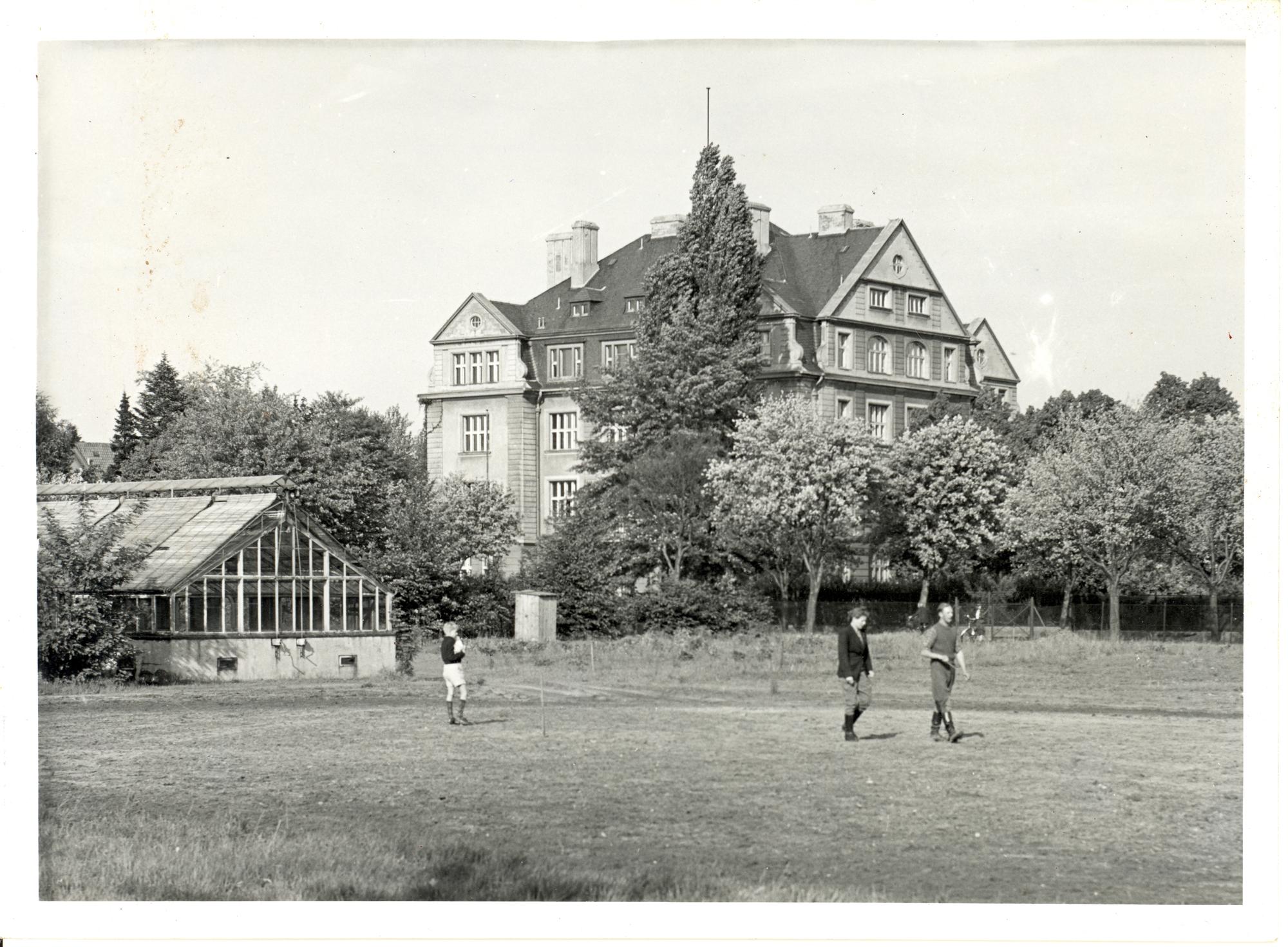 Die Boltzmannstraße 3 – hier auf einer Aufnahme aus dem Jahr 1952 – war 1948 das erste Hauptgebäude der Freien Universität.