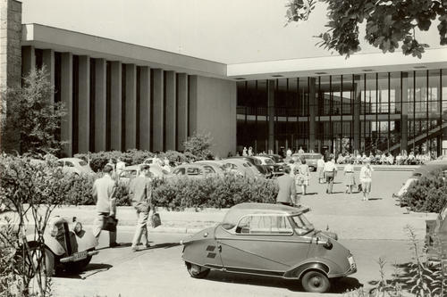Gab es in den 1960er Jahren getrennte Parkplätze für Professoren und Studierende? Wer beim Quiz zur Boltzmannstraße 3 einen Büchergutschein gewinnen möchte, sollte wissen, ob das stimmt.