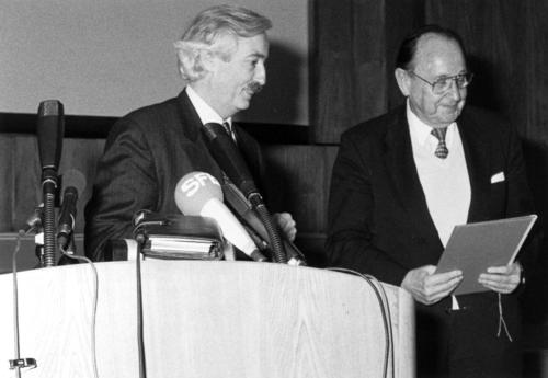 1994 wurde Hans-Dietrich Genscher Honorarprofessor der Freien Universität. Das Foto zeigt den ehemaligen Außenminister bei den Feierlichkeiten mit dem damaligen Präsidenten der Freien Universität Professor Johann W. Gerlach.