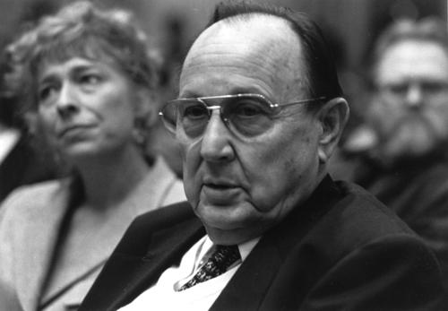 Hans-Dietrich Genscher bei der feierlichen Bestellung zum Honorarprofessor am Fachbereich Politische Wissenschaft am 22. November 1994. Links neben ihm Politikwissenschaftlerin Professorin Gesine Schwan, damals Dekanin.