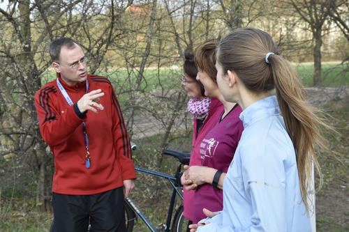 Heiko Schilff gibt den Teilnehmerinnen und Teilnehmern des Vorbereitungskurses Tipps für den Campus Run am 24. April.