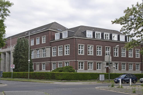 Die Kaiserswerther Straße 16-18 ist der Sitz des Präsidiums der Freien Universität Berlin. Hier arbeitet auch die Kanzlerin bzw. der Kanzler.