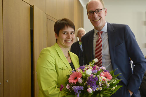 Andrea Bör nach der Wahl durch das Kuratorium der Freien Universität Berlin. Universitätspräsident Professor Peter-André Alt gratuliert. Die promovierte Ingenieurin muss nun noch durch den Senat von Berlin zur Kanzlerin bestellt werden.