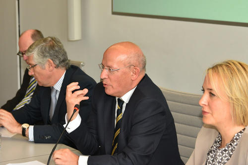 Der portugiesische Außenminister Santos Silva (2. v. r.), Romanistikprofessorin Susanne Zepp (r.), der portugiesische Botschafter João Mira Gomes (2. v. l.) und Universitätspräsident Professor Peter-André Alt (l.).