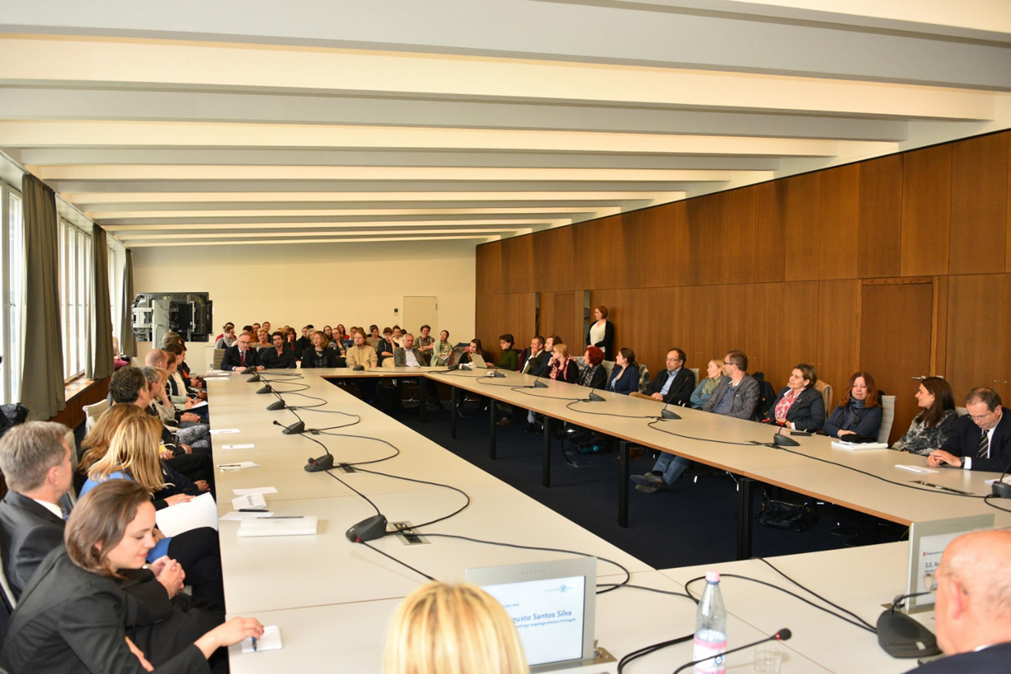 Großes Interesse im Henry-Ford-Bau der Freien Universität. Dort sprach Augusto Santos Silva zum Thema „Europe – From Culture to Economy“. Dabei hob der portugiesische Außenminister die Bedeutung der gemeinsamen Kultur und Werte hervor.