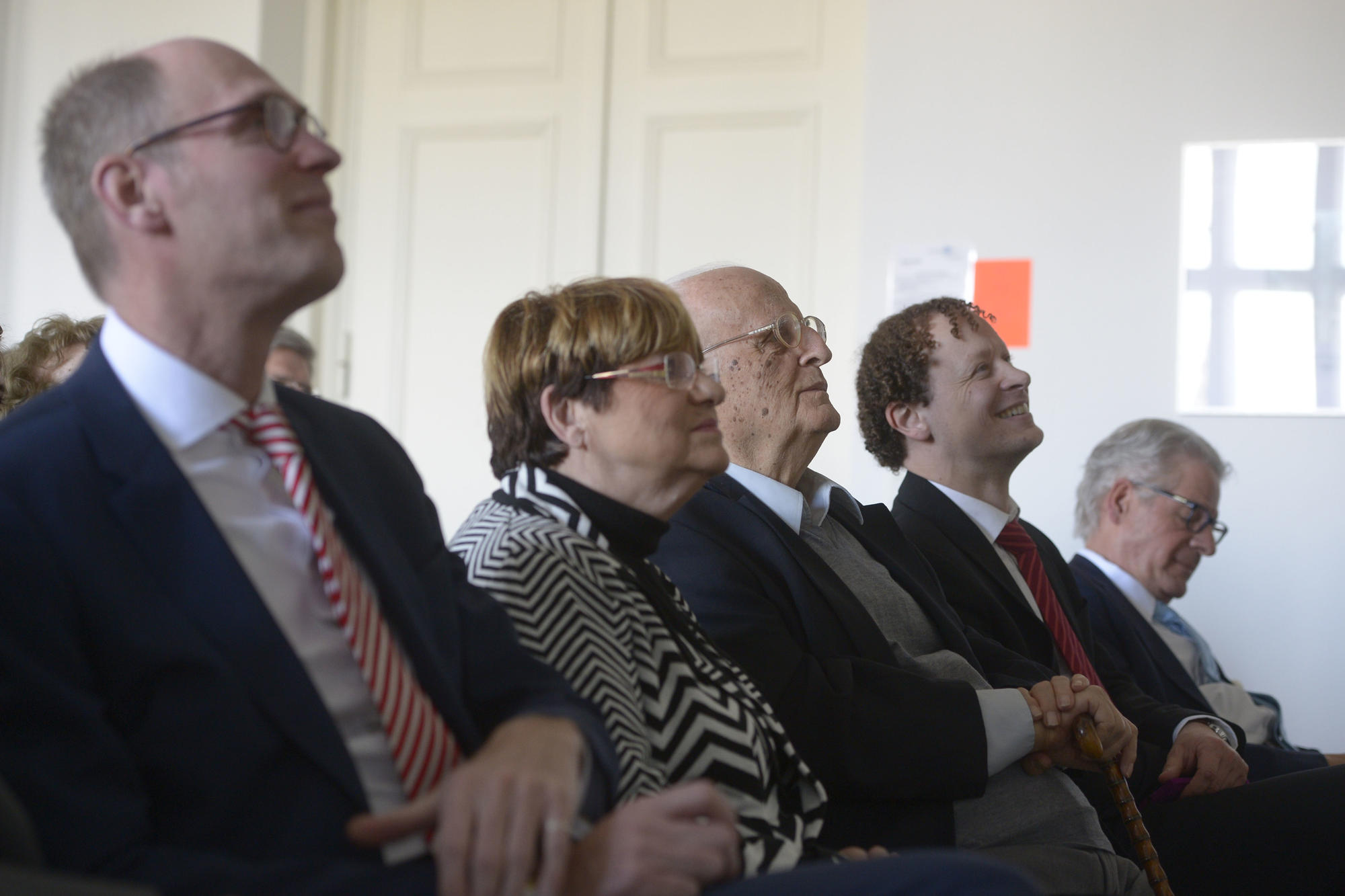 Universitätsprofessor Peter-André Alt, Petra Kubicki und ihr Ehemann, Stanislaw Karol Kubicki, Vizepräsident Klaus Hoffmann-Holland sowie der Prodekan für Lehre am Fachbereich Rechtswissenschaft (v. r. n. l.)