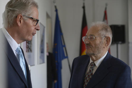 Andreas Fijal, Prodekan für Lehre am Fachbereich Rechtswissenschaft, mit Wolfgang-Dietrich Kampf, der sich im Gründungsjahr der Freien Universität, 1948 immatrikulierte.
