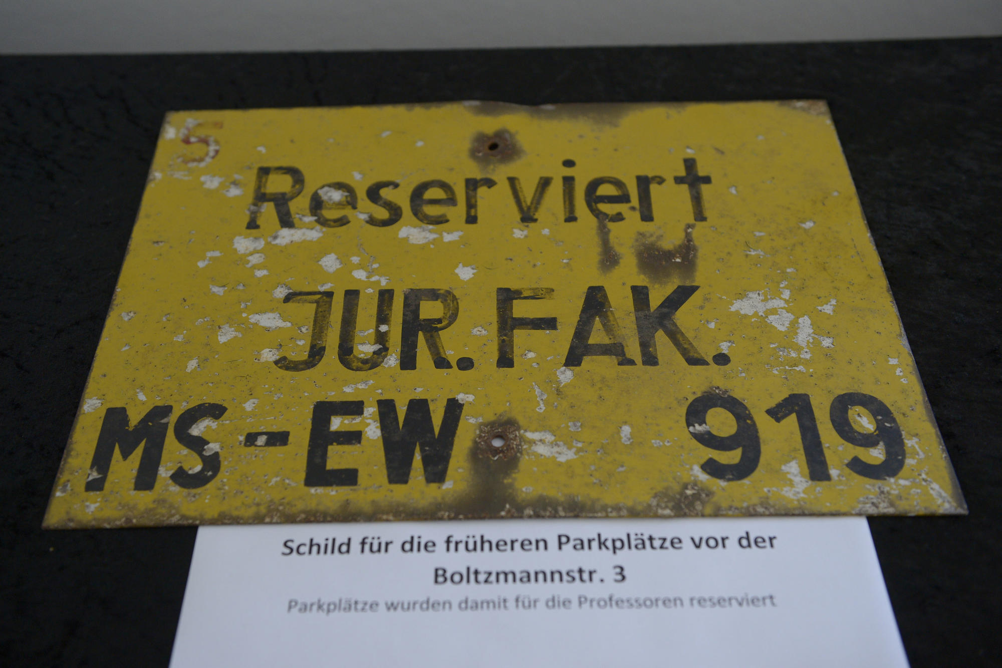 Gab es tatsächlich: Das Gerangel um Parkplätze rund um die Boltzmannstraße 3. Hier durften nur Professoren parken.