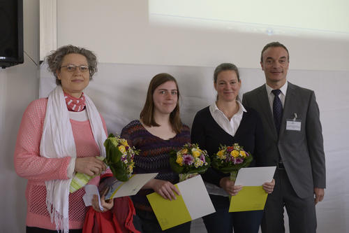 Haben das campus.leben-Quiz zur Geschichte der Boltzmannstraße 3 gelöst und gewonnen: Judith von Bresinsky, Annika Geiser und Jenny Schlüpmann mit Christian Armbrüster, Dekan des Fachbereichs Rechtswissenschaft.