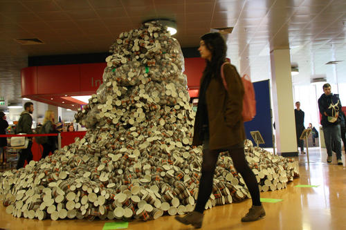 Hingucker im Foyer: ein Berg aus Pappbechern, der die Abfallmengen anprangert, die jeder verursacht.