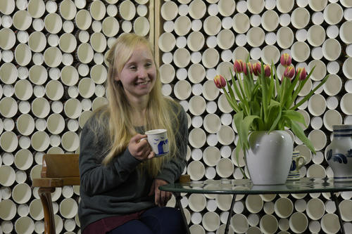 Porzellan statt Pappe – die Devise überzeugte diese Studentin, die sich gerne mit Kaffeetasse fotografieren ließ ...