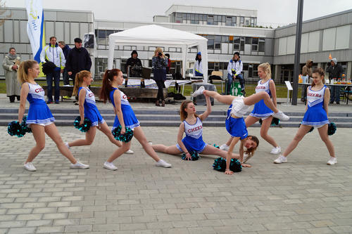 Das Cheerleading-Team der ZEH begeisterte mit Tanz-, Akrobatik- und Turneinlagen.