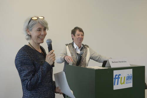Die Geschäftsführerin des Forschungszentrums Heike Walk (li.) begrüßt Barbara Hendricks (re.).