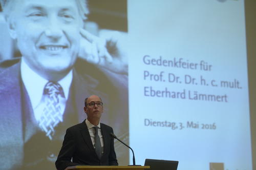 Universitätspräsident Peter-André Alt: Die Universität danke Eberhard Lämmert für die Spuren und Impulse, die er hinterlassen habe. Man ehre „ein akademisches Leben, das von Reichtum und Fülle, von Vielfalt und Dynamik geprägt“ war.