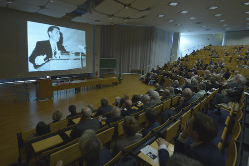 Eine Bilderpräsentation erinnerte an Eberhard Lämmert und zeichnete verschiedene Stationen seines akademischen Lebens nach.
