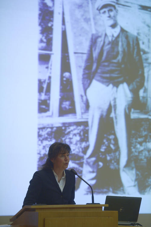 Claudia Olk, Anglistikprofessorin und Dekanin des Fachbereichs Philosophie und Geisteswissenschaften, erzählte, wie sie erst nach dem Tode Eberhard Lämmerts die Abbildungen von Virginia Woolf und James Joyce in seinem Büro entdeckt hatte.