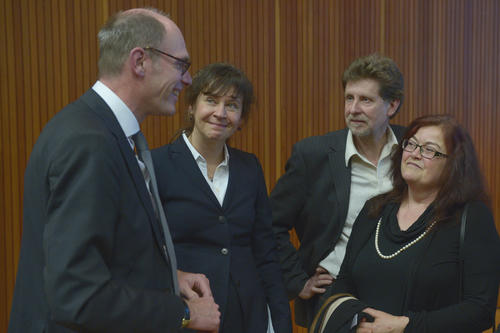 Universitätspräsident Peter-André Alt und Dekanin Claudia Olk im Gespräch mit Eberhard Lämmerts Tochter Constance (r.). Daneben ihr Mann Dieter Ramcke-Lämmert mit Tochter.