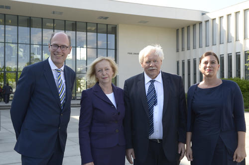 Bundesbildungsministerin Johanna Wanka (2. v. l.), Berlins Senatorin für Bildung, Jugend und Wissenschaft Sandra Scheeres (r.), Prof. Dr. Horst Hippler, HRK-Präsident, und Gastgeber Prof. Dr. Peter-André Alt (l.), Präsident der Freien Universität.