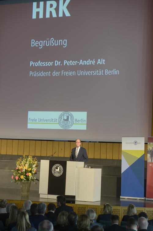 Universitätspräsident Peter-André Alt begrüßte zur HRK-Tagung an der Freien Universität Berlin.