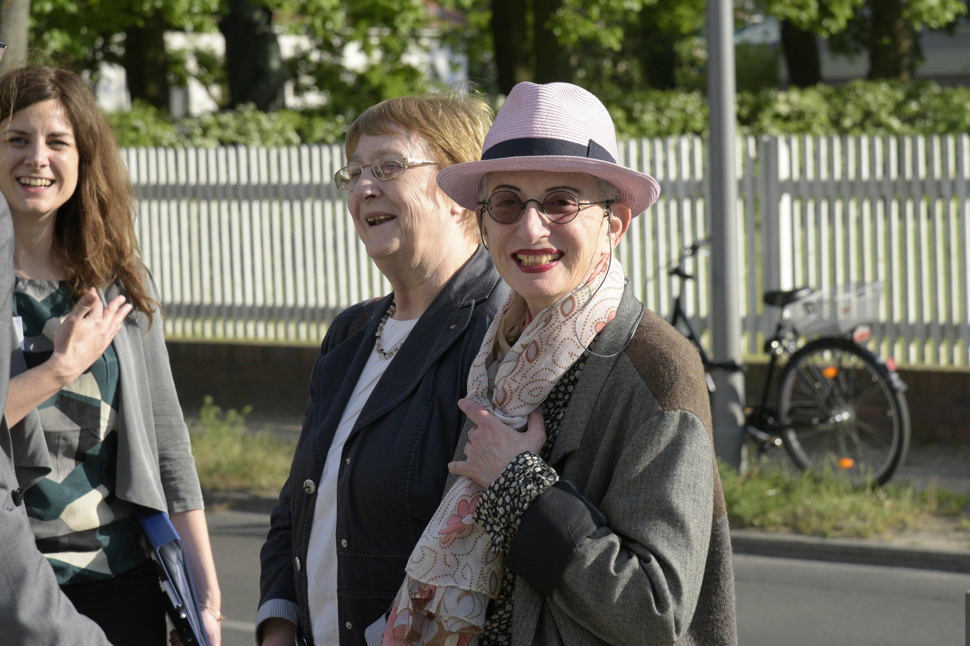 Hélène Cixous bei ihrer Ankunft vor dem Henry-Ford-Bau in Dahlem. Die französische Autorin hielt die diesjährige Hegel Lecture und bot einen Workshop für Studierende der Freien Universität an.