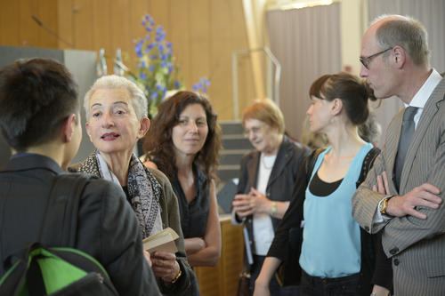 Hélène Cixous nach ihrer Performance im Gespräch mit Studentinnen. Rechts: Universitätspräsident Professor Peter-André Alt.