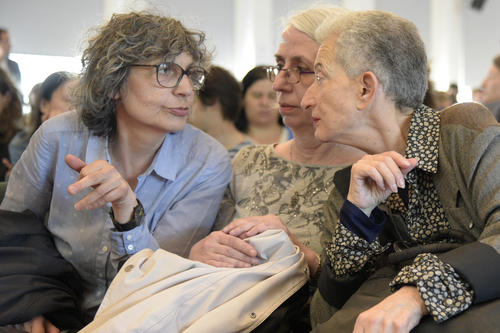Hélène Cixous im Gespräch mit Cécile Wajsbrot (l.). Die französische Schriftstellerin und Übersetzerin hatte im Wintersemester 2014/15 die Samuel-Fischer-Gastprofessur für Literatur am Peter-Szondi-Institut der Freien Universität inne.