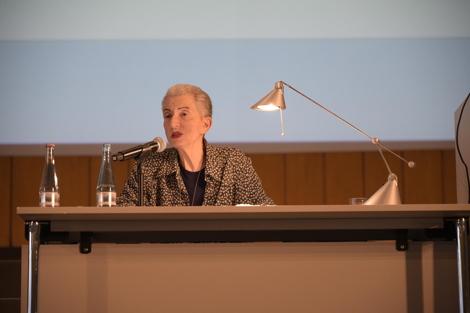 Während ihres Vortrags wechselt die Französin die Sprachen: vom Englischen ins Deutsche und ins Französische.