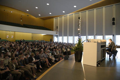 „Ay yay! The Cry of Literature" hatte Cixous ihren Vortrag überschrieben. In ihrer poetischen Performance ging die Schriftstellerin auf die Nähe von Schrei und Schreiben, von „cri“ und „écrire“ ein.