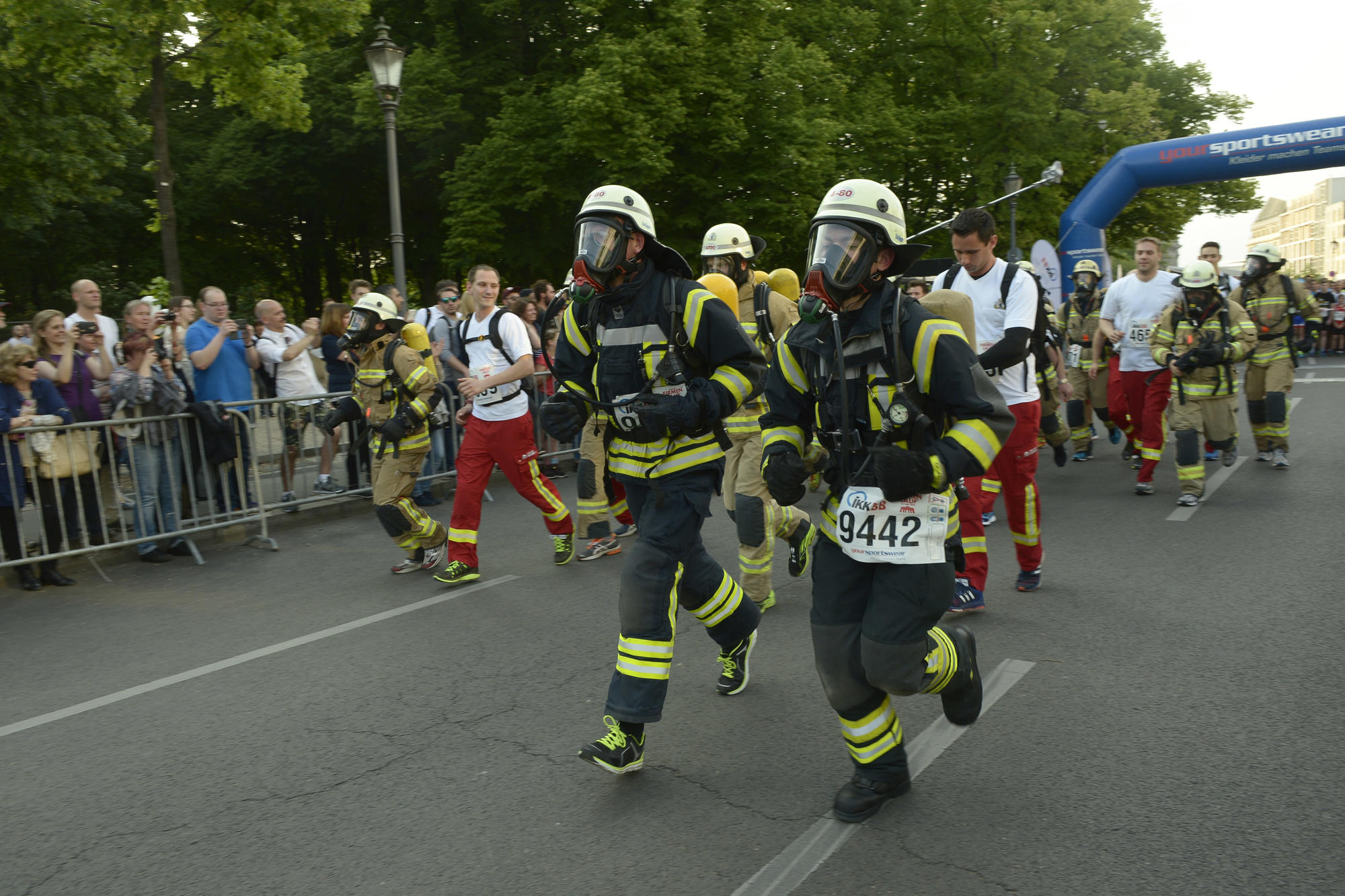 In voller Montur traten Mitarbeiter der Berliner Feuerwehr an und schleppten so ein zusätzliches Gewicht von 15 Kilo mit.