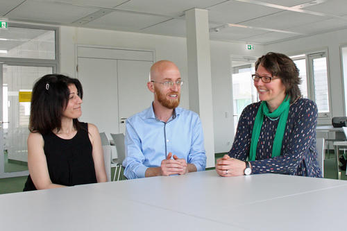 Abdulsalam Jawish is shown with Jouliette Kourie (left), the representative for refugee librarians, and the project’s coordinator, Cosima Wagner (right).