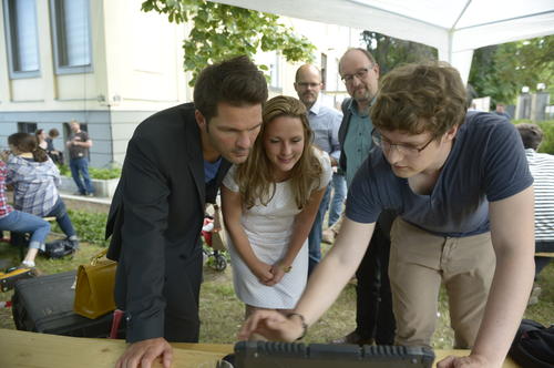 Staatssekretär für Wissenschaft Steffen Krach (links) und seine Ehefrau lassen sich die moderne Grabungstechnik erklären