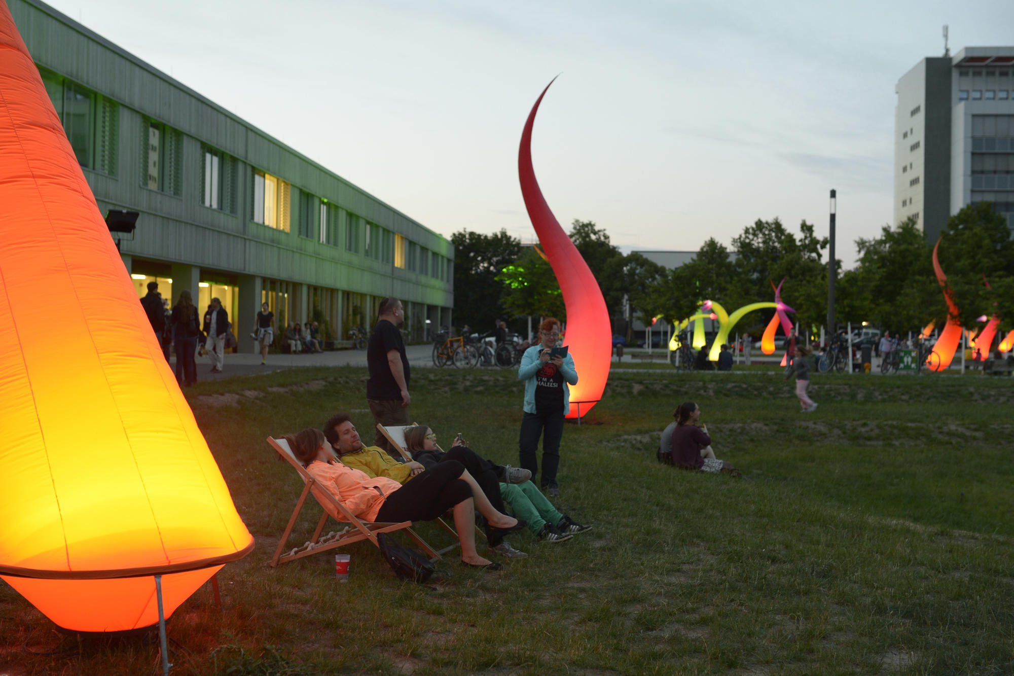 Lichtinstallationen weisen den Weg: bei der Langen Nacht der Wissenschaften herrschte auf dem Universitätscampus eine besondere Atmosphäre