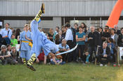 Artistik pur: Auf dem Platz vor der Holzlaube zeigt ein Shaolin-Kungfu-Tänzer seine Beweglichkeit