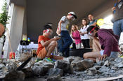 Schwerstarbeit: Unter den Kolonnaden an der Holzlaube suchen junge Geologen in Steinen nach eingeschlossenen Fossilien