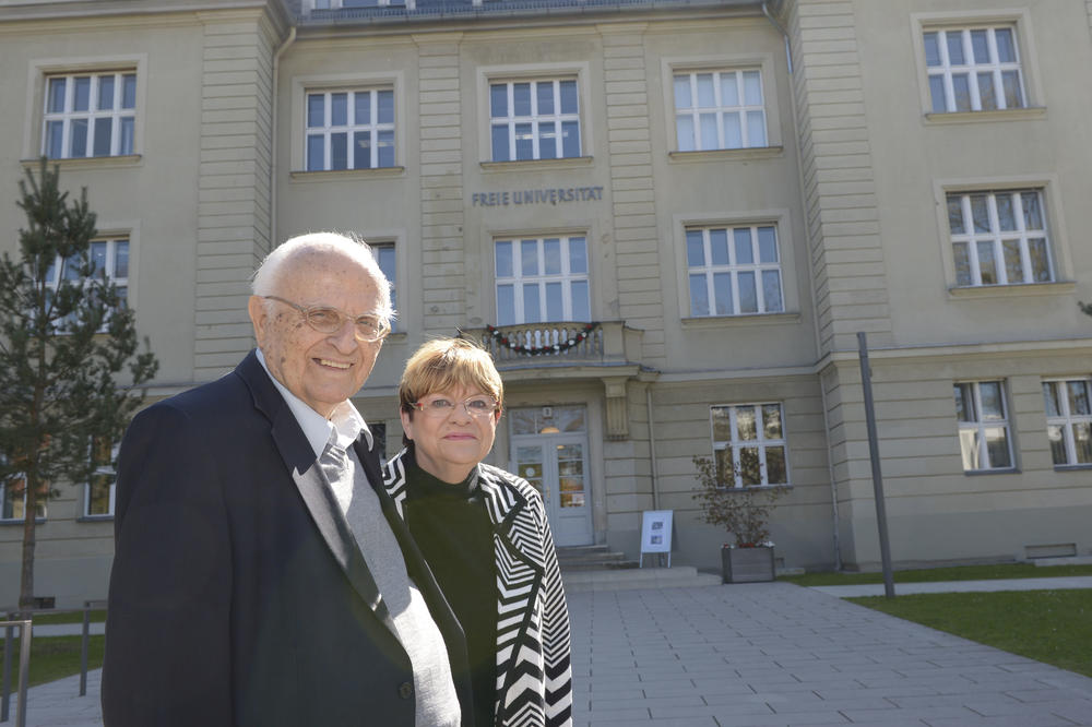 Karol Kubicki mit seiner Frau Petra vor der Boltzmannstraße 3, dem ersten Hörsaalgebäude der Freien Universität.