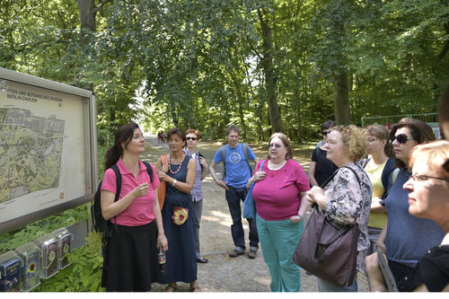 Erasmus-Hochschulkoordinatorin Gesa Heym-Halayqa beim Besuch im Botanischen Garten.